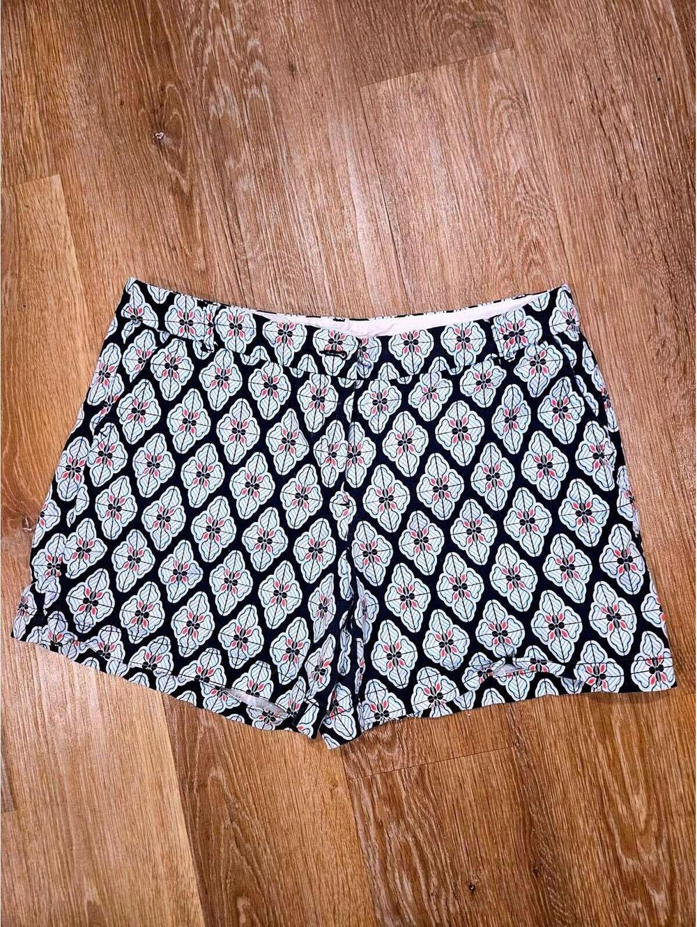 Crown & Ivy Women's Diamond Floral Printed Shorts Size 12  206